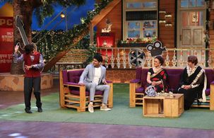 Paresh Ganatra, Helen, Asha Parekh, and Kapil Sharma in The Kapil Sharma Show (2016)