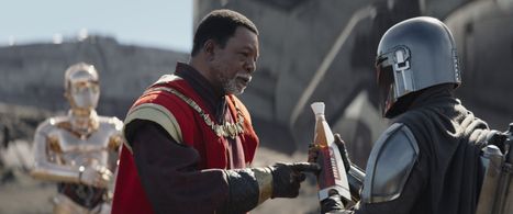 Carl Weathers, Pedro Pascal, and Chris Bartlett in The Mandalorian (2019)