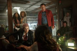 Ted Raimi, Lucy Lawless, Bruce Campbell, Michelle Hurd, Ray Santiago, Stephen Ure, Dana DeLorenzo, and Pepi Sonuga in As