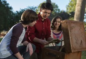 Ashley Boettcher, Sloane Morgan Siegel, and Drew Justice in Gortimer Gibbon's Life on Normal Street (2014)