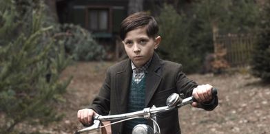 Tom Philipp in Dark (2017)