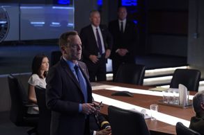 Kiefer Sutherland, Geoff Pierson, and Italia Ricci in Designated Survivor (2016)