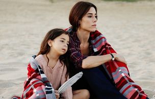 Cansu Dere and Beren Gokyildiz in Anne (2016)