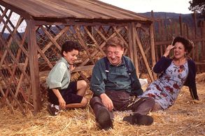 Rodney Dangerfield, Ken Blakey, Jacob Urrutia, and Anita De Simone in The 4th Tenor (2002)