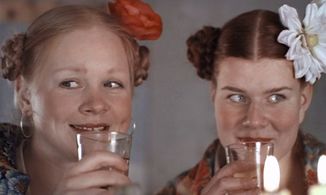 Zoya Buryak and Saara Hedlund in Peculiarities of the National Hunt (1995)