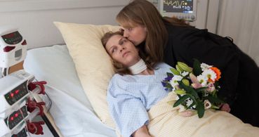 Anna Brüggemann and Anna Loos in Das Dorf der Mörder (2015)