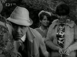 Helga Cocková, Lenka Fiserová, and Miroslav Hornícek in Smrt za oponou (1967)