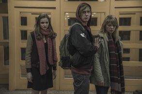 Jördis Triebel, Moritz Jahn, and Lisa Vicari in Dark (2017)