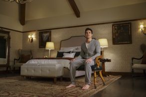 Robbie Amell in Upload (2020)
