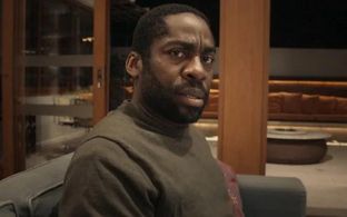 Lázaro Ramos in Amor e Sorte (2020)