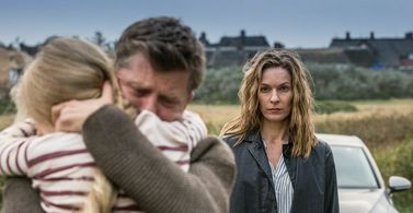 Andreas Guenther and Lisa Martinek in Tod auf der Insel (2015)