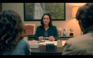 Tenaya Cleveland, Elizabeth Reaser and Michiel Huisman in The Haunting of Hill House