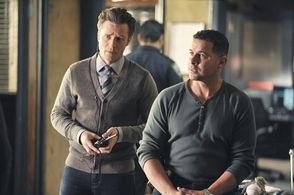 Jon Huertas and Seamus Dever in Castle: Target (2013)
