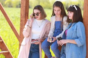 Farah Zeynep Abdullah and Melis Sezen in Champion (2018)