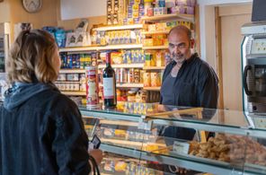 Julia Angeli and Hannes Ringlstetter in Hubert ohne Staller: Alles im Einklang (2022)