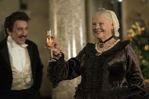 Simon Callow and Judi Dench in Victoria & Abdul (2017)