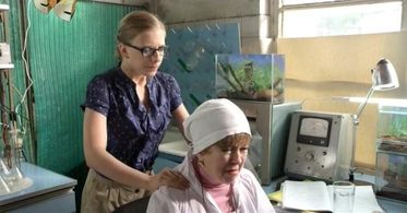 Olga Volkova and Elizaveta Arzamasova in Papiny dochki (2007)
