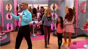 Jennette McCurdy, Todd Sherry, Ariana Grande, and Isabella Day in Sam & Cat (2013)