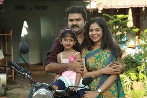 Anoop Menon and Srindaa in Munthirivallikal Thalirkkumbol (2017)