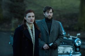 Richard Rankin and Sophie Skelton in Outlander (2014)