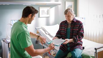 Lutz Blochberger and Michael Raphael Klein in In aller Freundschaft: Aus der Bahn geworfen (2022)