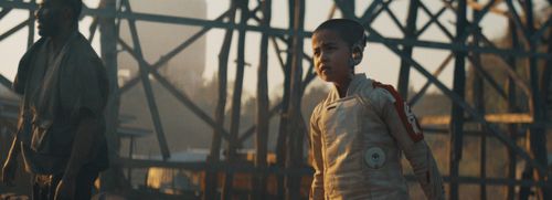 John David Washington and Madeleine Yuna Voyles in The Creator (2023)