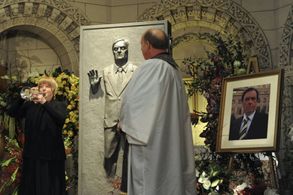 Marceline Hugot and Jeff Steitzer in 30 Rock (2006)