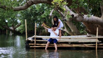 Zaijian Jaranilla and Xyriel Manabat in Pangil sa tubig (2015)