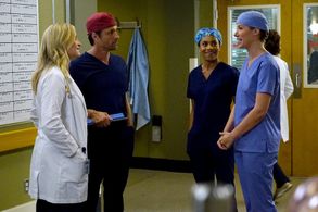 Jessica Capshaw, Martin Henderson, Tessa Ferrer, and Kelly McCreary in Grey's Anatomy (2005)