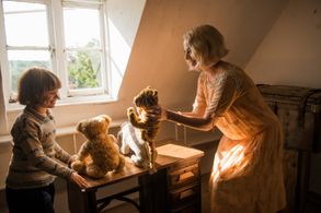 Margot Robbie and Will Tilston in Goodbye Christopher Robin (2017)