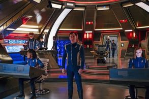 Jason Isaacs, Doug Jones, Sonequa Martin-Green, Emily Coutts, Avaah Blackwell, and Oyin Oladejo in Star Trek: Discovery 