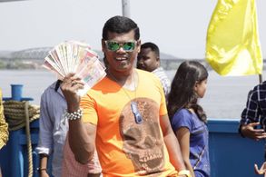 Siddarth Jadhav in Duniya Geli Tel Laavat (2016)