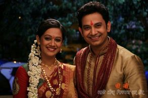 Umesh Kamat and Spruha Joshi in A Paying Ghost (2015)