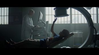 Still of Wallace Langham and Morgan Gao in The Darkest Minds