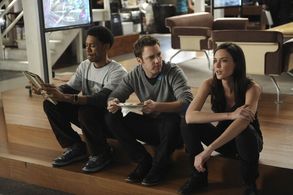 Odette Annable and Alphonso McAuley in Breaking In: Who's the Boss? (2012)