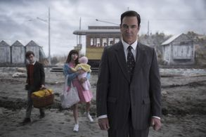 Patrick Warburton, Malina Pauli Weissman, Louis Hynes, and Presley Smith in A Series of Unfortunate Events (2017)