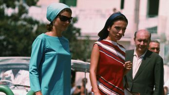 Jacqueline Kennedy and Lee Radziwill in A Tale of Two Sisters (2015)