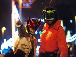 Rachel Andrews as Bea and Bethany Antonia and Kayleigh in Stay close. Credit: James Stack 2021. Netflix inc