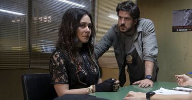 Still of Marco Pigossi and Alessandra Negrini in Invisible City