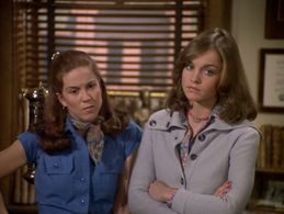 Pamela Sue Martin and Jean Rasey in The Hardy Boys/Nancy Drew Mysteries (1977)