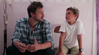 Alex Skarbek and Jeremy Taieb in Le monde doit m'arriver? (2012)