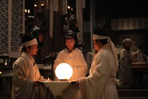 Li Lin Jin with the dragon pearl