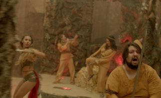 Alexandre Ottoni and Thati Lopes in Porta dos Fundos: Contrato Vitalício (2016)