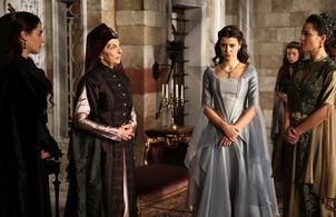 Beren Saat, Tülin Özen, and Aslihan Gürbüz in Muhtesem Yüzyil: Kösem (2015)