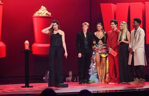 Kevin Mazur, Kathryn Hahn, Madelyn Cline, J.D., Madison Bailey, Chase Stokes, and Rudy Pankow at an event for 2021 MTV M