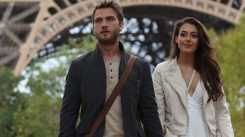 Aras Bulut Iynemli and Dilan Çiçek Deniz in Çukur (2016)