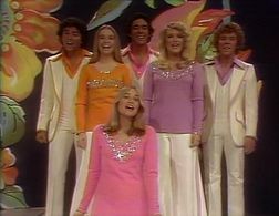 Susan Olsen, Christopher Knight, Mike Lookinland, Maureen McCormick, Geri Reischl, and Barry Williams in The Brady Bunch