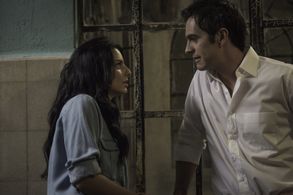 Mauricio Ochmann and Aislinn Derbez in A la mala (2015)