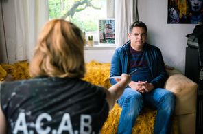 Julia Angeli and Paul Sedlmeir in Hubert ohne Staller: Alles im Einklang (2022)