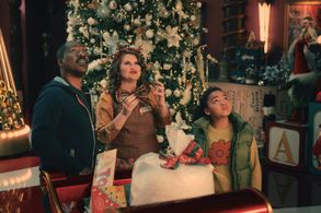 Eddie Murphy, Jillian Bell, and Madison Thomas in Candy Cane Lane (2023)